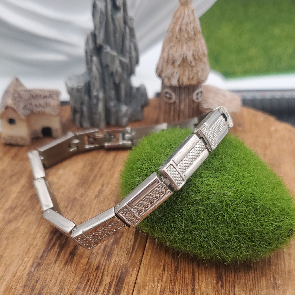 Silver Tone Bracelet with Textured Links B3340 1970s